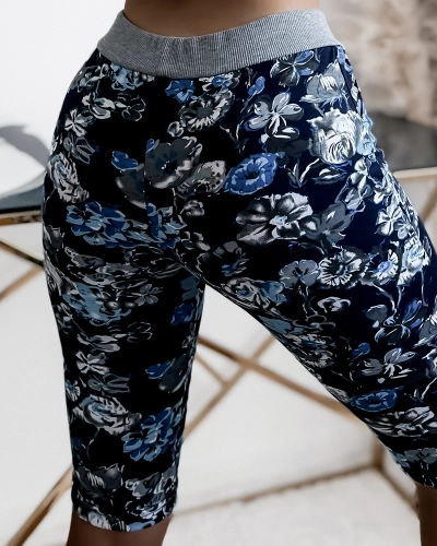 Pantaloni scurți 3/4 damă în bleumarin și flori PLUS SIZE - Îmbrăcăminte