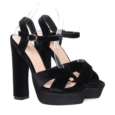 Czarne sandały na platformie- Obuwie