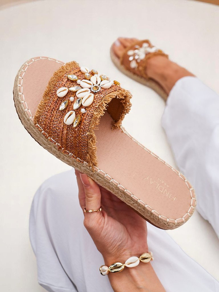 Sandały Royalfashion Callista Boho Camel na płaskiej platformie z muszelkami