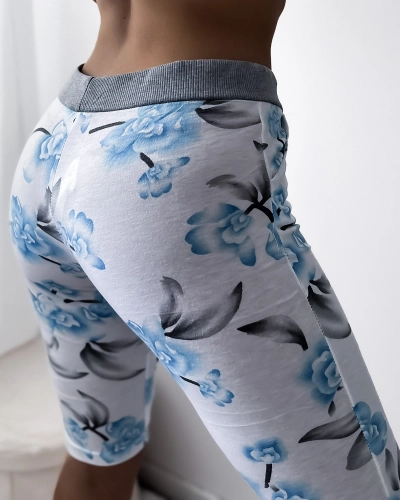 Pantaloni scurți de damă, albi, 3/4 lungime, cu flori albastre, MARIM PLUS - Îmbrăcăminte