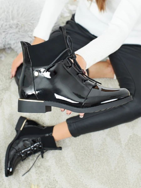 Botine de damă lăcuite cu șireturi Avoria