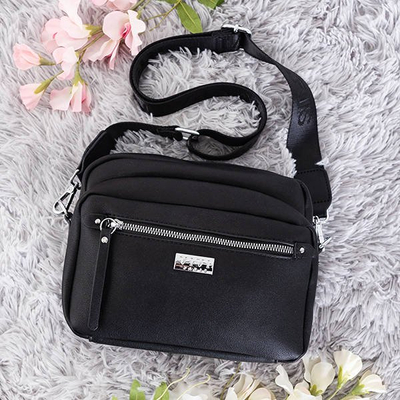 O geantă de mână mică pentru femei în negru - Genti de mână