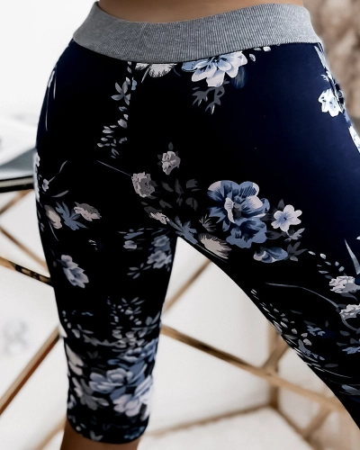 Pantaloni scurți 3/4 de damă bleumarin cu flori albastre PLUS SIZE - Îmbrăcăminte