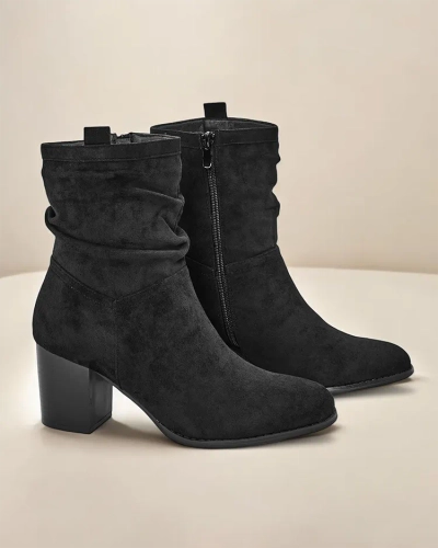 Bocanci pentru femei Royalfashion pe un suport Omiese