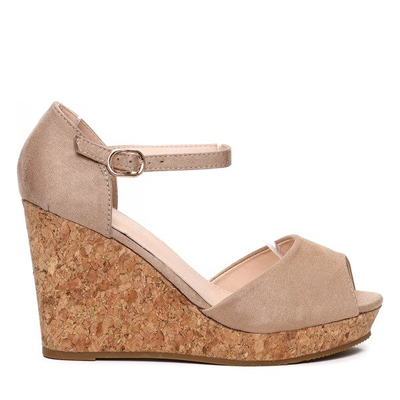 Beżowe sandały na koturnie - Obuwie