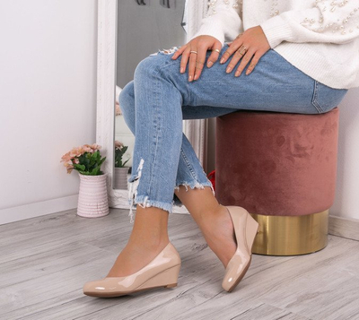 Jasnobeżowe czółenka na koturnie Rhea- Obuwie