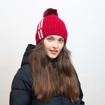 Căciulă izolată maro cu dungi albe și pompon - Accesorii