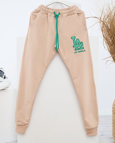 Pantaloni de trening de dama bej cu un petec colorat - Imbracaminte