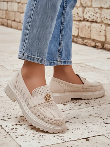 Loafers de damă Callista bej din piele ecologică de tip piele întoarsă pe talpă plată de 4 cm