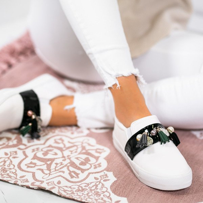 Biało-czarne tenisówki slip on z zawieszkami Clarette - Obuwie