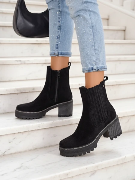 Cizme de damă din eco-catifea de la Royalfashion pe un post de Segiag