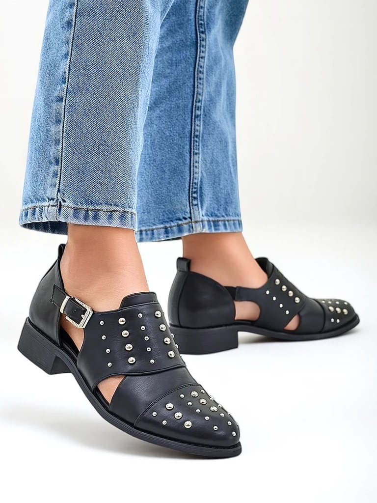 Pantofi pentru femei Royalfashion decorați cu decupaje și capse Azaldoes