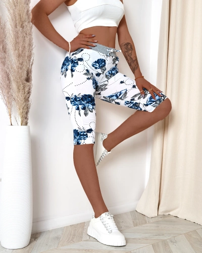 Pantaloni scurți de damă, lungi 3/4, florali, în alb și bleumarin MĂRIME PLUS - Îmbrăcăminte