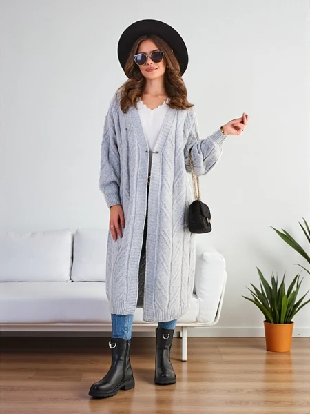 Pulover supradimensionat tricotat pentru femei Royalfashion
Pulover tricotat frumos pentru femei, realizat din material confortabil. Cardigan fără închidere și fără glugă. Un must-have pentru garderoba ta pentru a-ți completa stilizările de toamnă! NOTĂ: