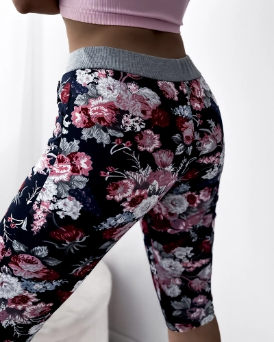 Pantaloni scurți de damă maro 3/4 cu model floral - Îmbrăcăminte