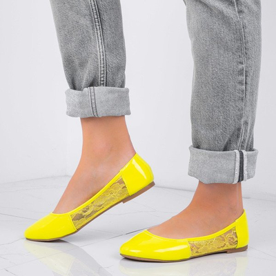 Lakierowane baleriny z koronkową wstawką w kolorze żółtym Everly - Obuwie