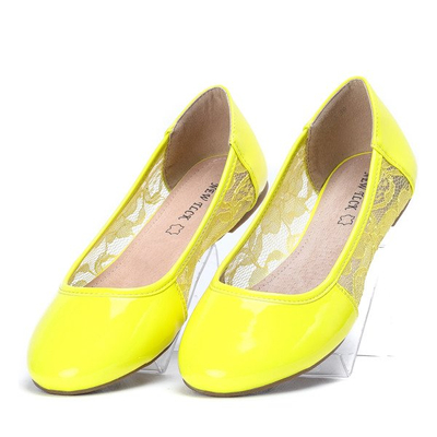 Lakierowane baleriny z koronkową wstawką w kolorze żółtym Everly - Obuwie