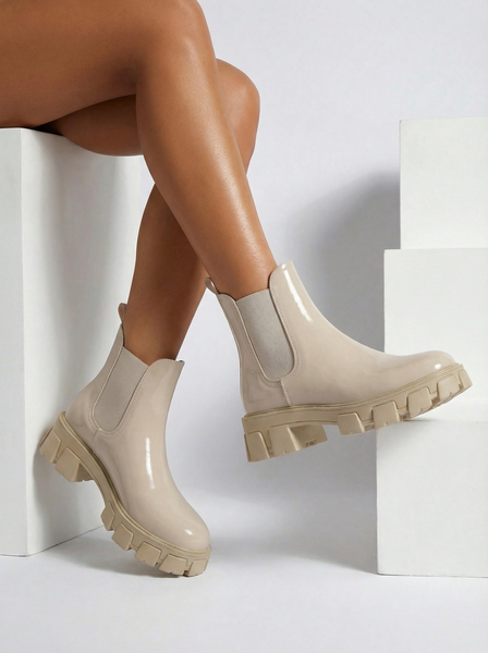 Royalfashion Botki na masywnej podeszwie z eko skóry lakierowanej Calista Weide