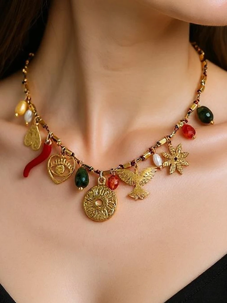Naszyjnik Atena Charm Collana – złote amulety z motywami starożytności