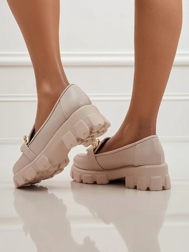 Loafersy damskie beżowe Callista z łańcuchem, płaski obcas, ekoskóra