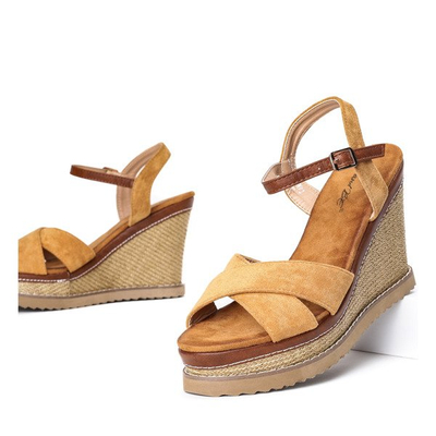 Jasnobrązowe sandały na zdobionym koturnie Bastina - Obuwie