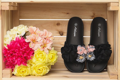 Czarne klapki na platformie z kwiatkami Zariah- Obuwie