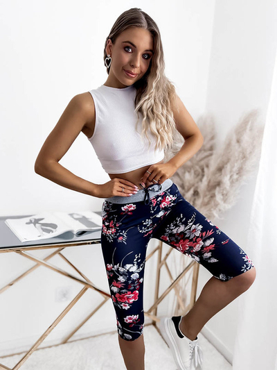 Pantaloni scurți de damă 3/4 cu model în culoarea bleumarin și roșu. Îmbrăcăminte de mărimi mari