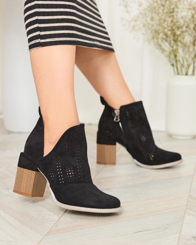 Royalfashion Cizme de postav ajurat în negru Revivela