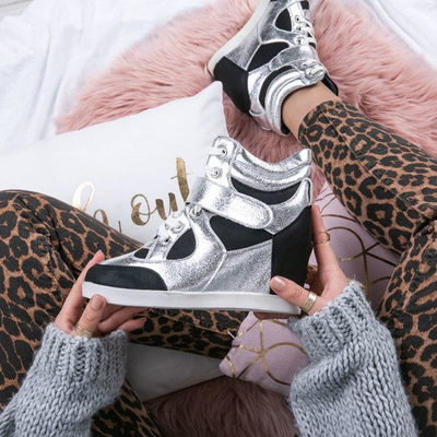 Czarno-białe sneakersy na koturnie Lefkada - Obuwie