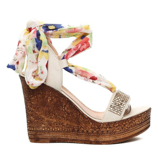 Beżowe sandały na koturnie z ozdobną apaszką Jolene- Obuwie