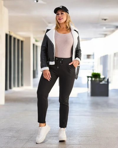 Pantaloni Royalfashion pentru femei de mărime mare cu căptușeală polar fleece. Caracteristici: talie elastică cu șireturi și 2 buzunare laterale. Un must-have în garderoba fiecărei femei! ATENȚIE: Precizia măsurătorilor (+/-)