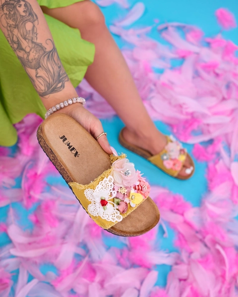 Papuci dama cu flori din stofa in galben Ososi - Incaltaminte