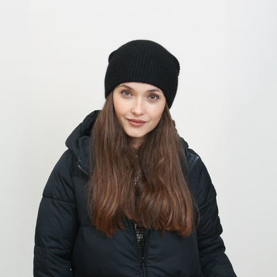 Căciulă neagră tricotată pentru femei - Accesorii