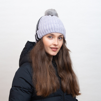 Căciulă izolată gri cu dungi albe și pompon - Accesorii