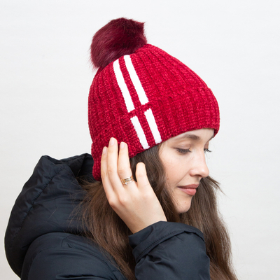 Căciulă izolată maro cu dungi albe și pompon - Accesorii