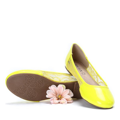 Lakierowane baleriny z koronkową wstawką w kolorze żółtym Everly - Obuwie