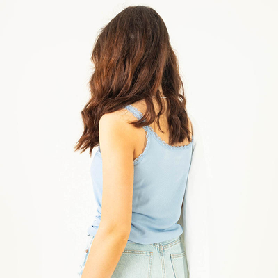 Tricou de damă albastru cu dantelă pe bretele - Îmbrăcăminte