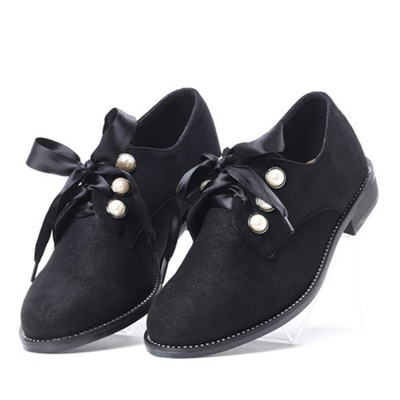 Czarne półbuty z perełkami Perle- Obuwie