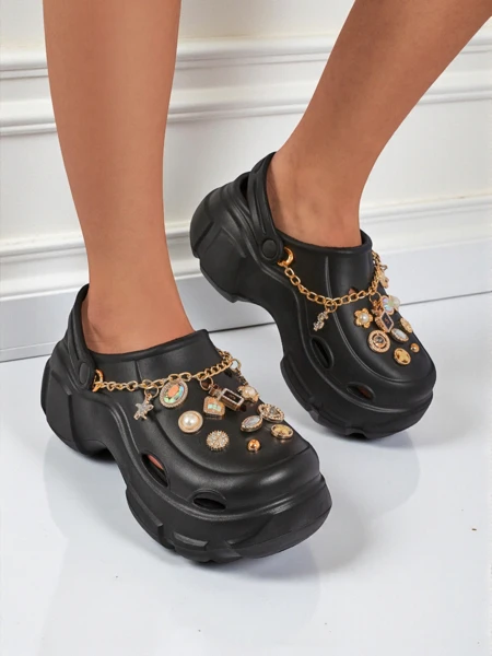 Aurelia Nero – șlapi stilați cu decorațiuni și lanț, durabili