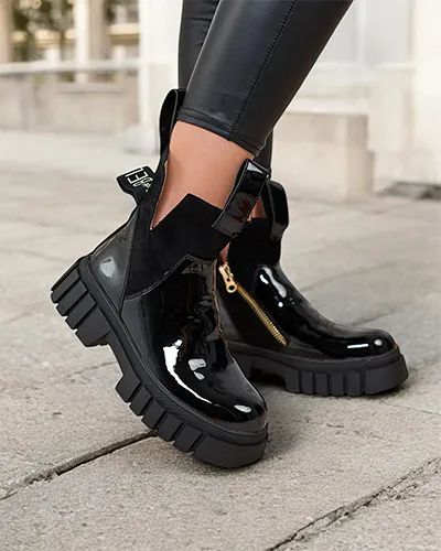 Royalfashion Cizme izolate din piele întoarsă pentru femei negre Eratra