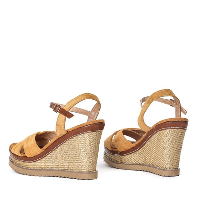 Jasnobrązowe sandały na zdobionym koturnie Bastina - Obuwie