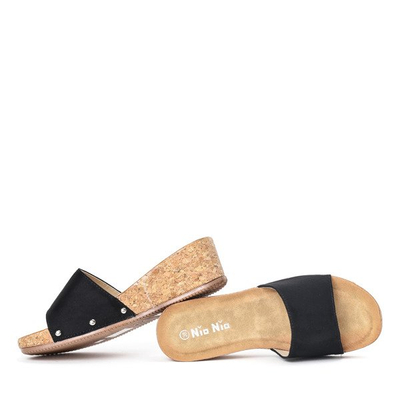 Czarne klapki na niskiej koturnie Gala - Obuwie