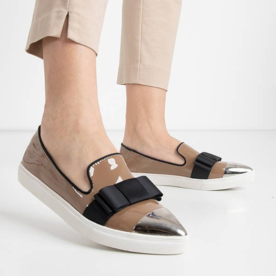 Alunecați-vă cu un deget de la picior lăcuit în Barbara-încălțăminte kaki