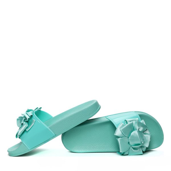 Miętowe klapki z ozdobą - Obuwie