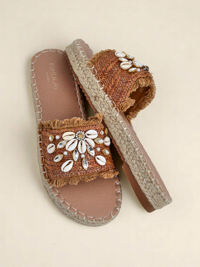 Sandały Royalfashion Callista Boho Camel na płaskiej platformie z muszelkami
