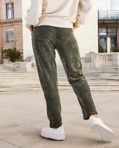 Pantaloni din corderoy pentru femei de la Royalfashion. Fantastici pantaloni de dama din material de corderoy. Modelul are o banda elastica la talie si o curea inclusa. De asemenea, doua buzunare frontale. Perfecti pentru t