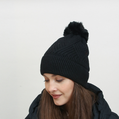 Căciulă neagră izolată pentru femei cu pompon - Accesorii