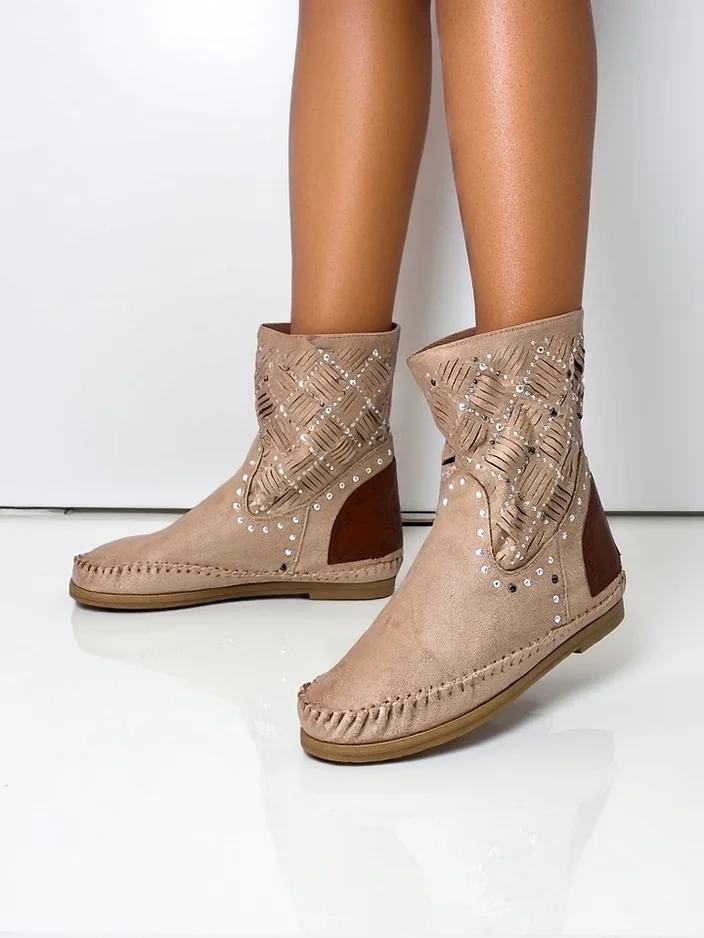 Cizme de gleznă Royalfashion pentru femei pe o platformă joasă cu cuie, stil indian