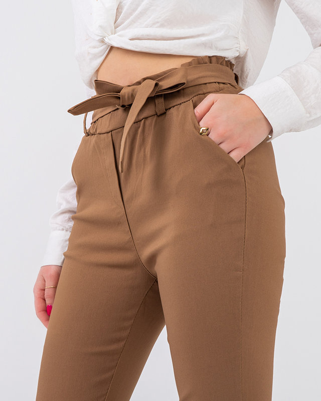 Pantaloni de damă cu talie înaltă din țesătură maro deschis - Îmbrăcăminte