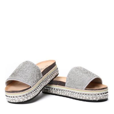 Szare klapki z cyrkoniami na platformie Naomie- Obuwie